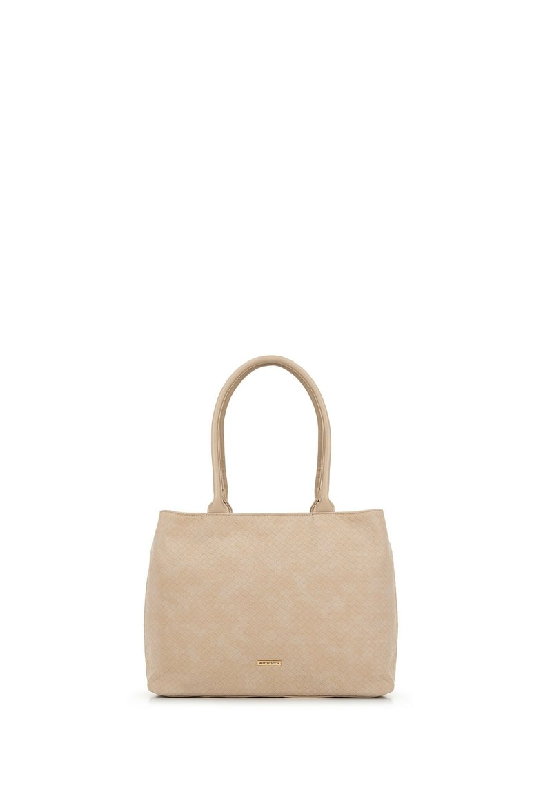 Beige geweven draagtas met twee handvaten, rechthoekige vorm, soepele textuur, gouden logo accent aan de voorkant en zonder extra beslag.