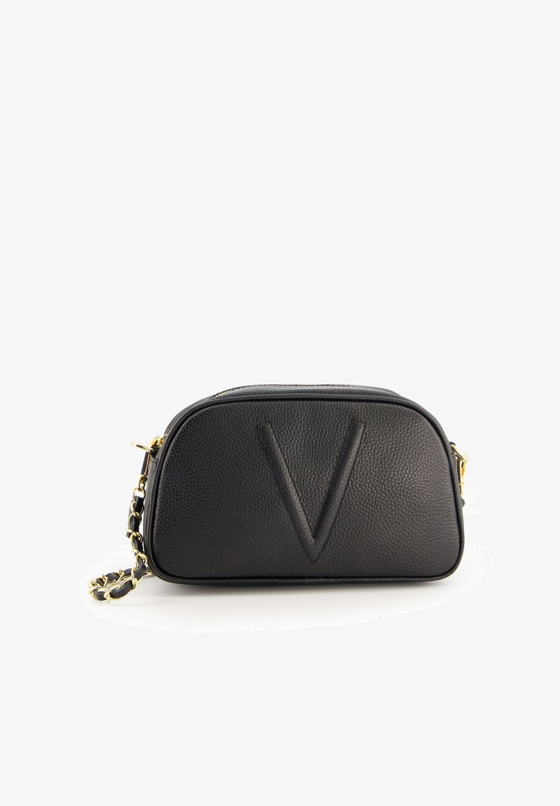 Sort lædertaske med en tekstureret overflade, der har et fremtrædende prægede "V" logo på forsiden og hardware i guldfarve. Kædestrop inkluderet.