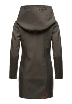 Veste marron foncé à manches longues avec un large col, avec ""MARIKOO"" brodé dans le dos et un petit patch logo en cuir près de l'ourlet.
