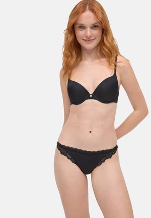 Sostén negro acolchado con un diseño elegante y tirantes ajustables, combinado con unas bragas negras con encaje que cuentan con una tela suave y acentos delicados.