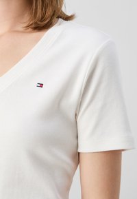 Tommy Hilfiger SLIM CODY V NECK - Jednoduché tričko - ecru
