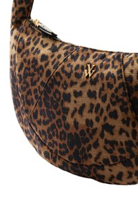 Borsa a tracolla in tessuto con stampa leopardata e dettaglio logo dorato. Design curvo, superficie testurizzata, chiusura con zip e tracolla singola.