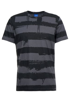 T-shirt à manches courtes col rond avec larges rayures horizontales noires effet coup de pinceau sur tissu gris foncé, présenté sur fond blanc.