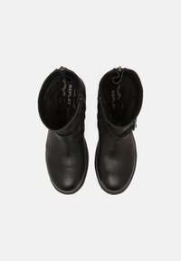 Botas de tornozelo em pele preta com uma textura suave, apresentando um fecho lateral, bico arredondado e um design minimalista. Forradas com um tecido estampado.