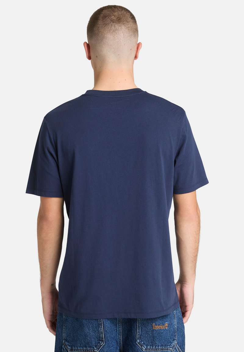 Timberland TREE LOGO LAKE HOUSE GRAPHIC TEE - Triko s potiskem - navy