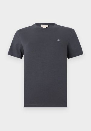 Sötétszürke, rövid ujjú, kerek nyakú pamut póló, bal oldali mellrészen kis fehér "cK" logóval és márkajelzéses címkével a gallér belsejében.