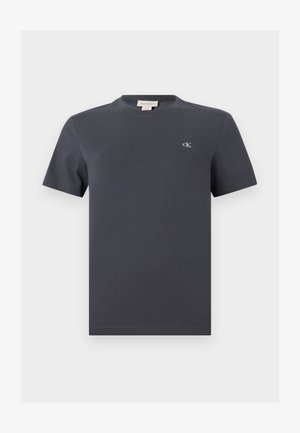 Donkergrijs katoenen T-shirt met korte mouwen en een ronde hals, met een klein wit "cK"-logo op de linkerborst en een merkembleem binnen in de kraag.