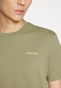 Calvin Klein MICRO LOGO - Pamata T-krekls - delta green