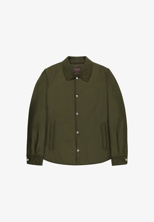 Veste longue à manches longues vert olive avec boutons-pression sur le devant, col, deux poches latérales et fermetures à pression aux poignets.