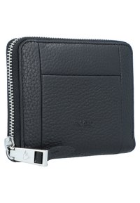 Cartera de cuero negro con textura rugosa, cierre de cremallera plateado y un logotipo prominente grabado en la parte frontal. Forma rectangular delgada.