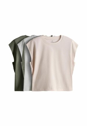 Ensemble de trois hauts sans manches à col rond en beige, gris clair et vert olive, soigneusement superposés sur un fond blanc.