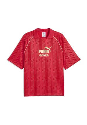 Rød Puma King sportsskjorte med korte ærmer og krave, mønstrede lodrette striber og Puma-logo i cremefarve foran.