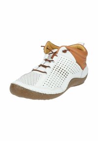 Witte sneaker met geperforeerd ontwerp, bruine leren accenten, vetersluiting en gestructureerde rubberen zool. Stijlvolle en ademende constructie.