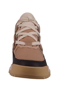 Calzado que presenta una combinación de materiales en tono marrón claro y negro. Parte superior texturizada con cordones blancos, suela de goma y puntera reforzada.