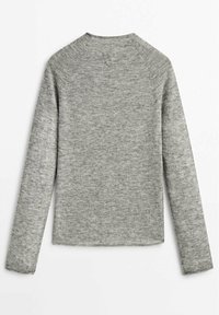 Pull gris clair à manches longues avec effet chiné et encolure ronde, vu de dos sur fond blanc.