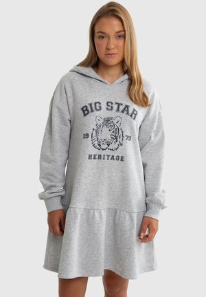 Šedé šaty ve stylu mikiny s kapucí, dlouhými rukávy a volánkovým spodním dílem. Přední grafika zahrnuje tygra a text "BIG STAR" ve tmavě modré barvě.