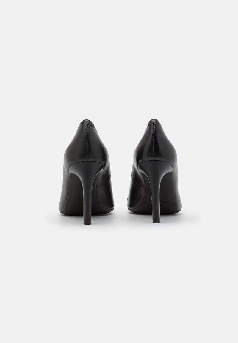 Ein Paar schwarze Lederhochze Schuhe, von hinten auf einem weißen Hintergrund gezeigt.