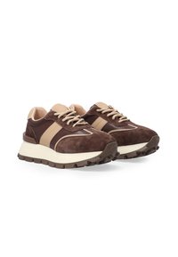 Braune Wildledersneaker mit beigen Akzenten, ausgestattet mit Schnürsenkeln, einer gepolsterten weißen Zwischensohle und einer strukturierten Gummisohle für besseren Halt.