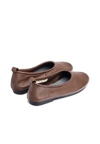 Ballerine in pelle marrone con punta arrotondata e tacco basso, caratterizzate da una superficie liscia e un design semplice senza accessori aggiuntivi.