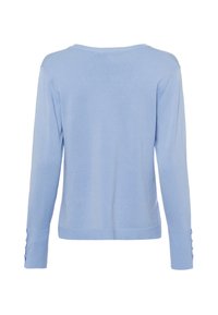 Hellblaues Sweatshirt, gestrickter Stoff, lange Ärmel, weiter Halsausschnitt, mit Knopf-Akzenten an den Bündchen. Einfaches Design und weiche Textur.