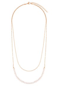 Collana a doppia catena in oro con una fila curvata di perle bianche. Le catene sono delicate con anelli rotondi. Le perle hanno forme irregolari.