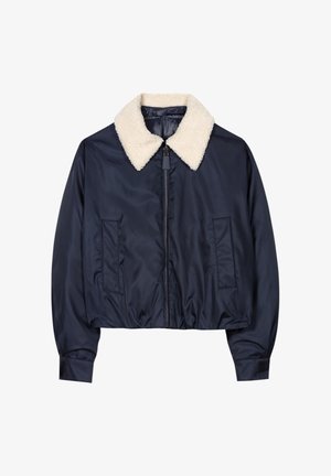 Marineblaue kurze Jacke mit weißem Sherpa-Kragen, Reißverschluss vorn und zwei Seitentaschen; glattes, leichtes Material.