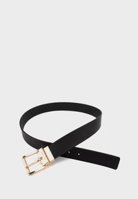 Ceinture en cuir noir avec une finition lisse, boucle rectangulaire en ton or et doublure intérieure décorée de motifs. Elle dispose de plusieurs trous d'ajustement.
