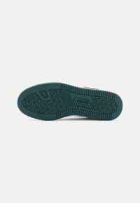 Puma CAVEN UNISEX - Sneakers basse - white/dark myrtle/gold
