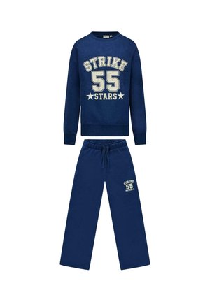 Donkerblauw sweatshirt- en broekset met de tekst ""Strike 55 Stars"" in het wit bedrukt op beide delen.