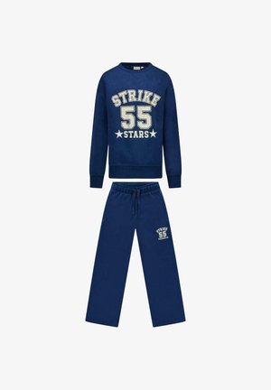 Ensemble sweat-shirt et pantalon bleu foncé avec le texte ""Strike 55 Stars"" imprimé en blanc sur les deux pièces.