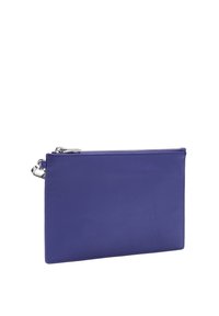 Fioletowa skórzana torba o gładkiej fakturze, z zamknięciem na zamek błyskawiczny i srebrnymi akcentami. Zgrabny prostokątny kształt.