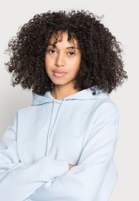 Monki Sweatshirt com capuz - light blue