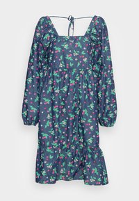 Vestido azul marinho com estampa floral em rosa e verde, decote quadrado, mangas bufantes e bainha com volantes em camadas. Feito de tecido leve.