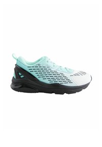 Chaussure de sport bleu clair et blanche avec semelle noire et fentes de ventilation sur le côté, vue de profil gauche sur fond blanc.