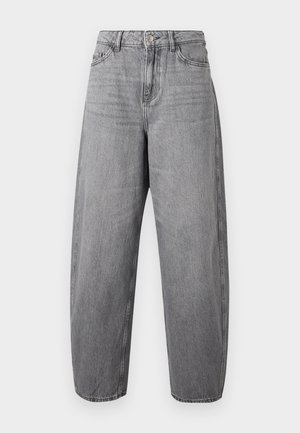 Jean en denim gris à taille haute et coupe ample, avec bouton à l'avant, fermeture éclair, passants de ceinture et design à cinq poches.