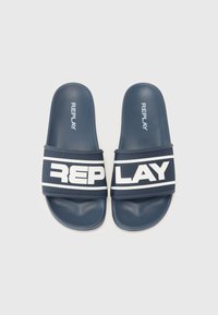 Sandales à glissière bleu marine avec une sangle texturée portant le logo blanc "REPLAY". Semelle intérieure lisse et forme arrondie pour le confort.