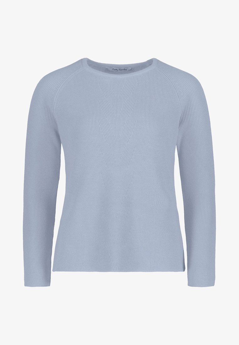 Pull bleu clair en maille avec manches longues, col rond et motif discret de torsades verticales sur le devant.
