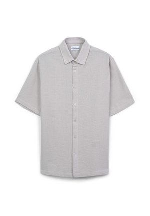Hellgraues, kurzärmliges Hemd mit Knopfleiste und Kragen, aus strukturiertem Stoff mit dezentem Muster und Kunststoffknöpfen auf der Vorderseite.