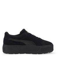 Sneakers in suede nero con suola in gomma nera spessa, dotati di chiusura con lacci e una striscia nera liscia lungo il lato. Accento con logo dorato.