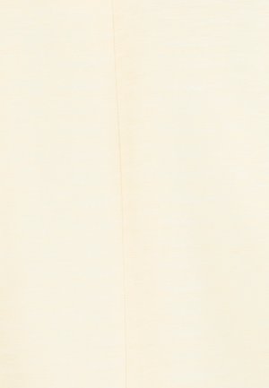 Leeg papier met ouderdomsverschijnselen en een verticale vouw in het midden, met lichte verkleuringen en textuurverschillen.