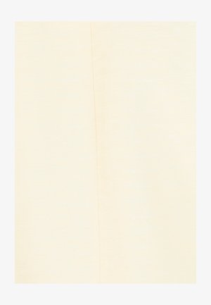 Leeg papier met ouderdomsverschijnselen en een verticale vouw in het midden, met lichte verkleuringen en textuurverschillen.