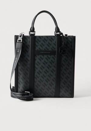 Sac cabas noir Karl Lagerfeld avec un motif de logo répétitif, deux anses, une bandoulière amovible siglée et un charm pendant.