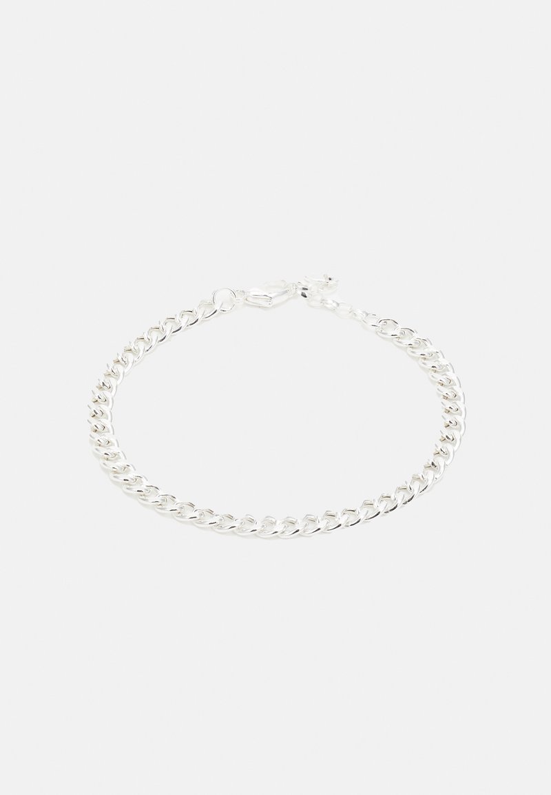 Bracelet chaîne en argent avec des maillons ovales et un fermoir mousqueton sur un fond uni clair.