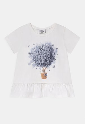 Weißes Kurzarm-Kinder-T-Shirt mit gerafftem Saum, bedruckt mit einem Hasen in einem Korb-Heißluftballon aus violetten Blumen und Schmetterlingen.