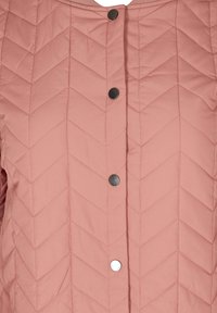 Prošívaná bunda v jemné růžové barvě s chevronovým vzorem, obsahující černé tlačítka na patentky a žebrovaný límec. Hladký, lehký textilní materiál.