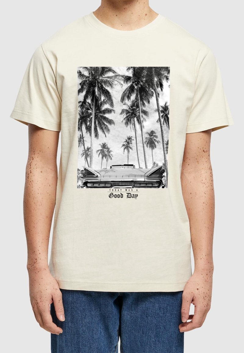 Crèmekleurig T-shirt met korte mouwen, met een zwart-witte afbeelding van palmbomen en een klassieke auto, en de tekst "Today was a Good Day."
