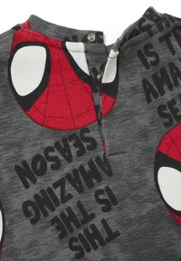 Graues T-Shirt aus Stoff mit großem rotem Spider-Man-Motiv, schwarzer Schriftzug "DAS IST DIE AMAZING SISON" und Druckverschluss im Nacken.