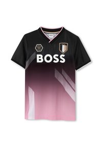 Maillot de sport dégradé noir et rose avec logo BOSS, col en V et badges hexagonaux. Manches courtes, texture lisse et motifs d'accent diagonaux.