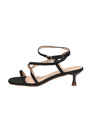 Sandalia negra con tiras, tacón bajo de tipo kitten, punta abierta y correa al tobillo con pequeña hebilla dorada, plantilla beige.
