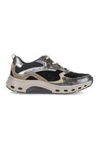 Baskets de sport avec un upper en cuir suédé noir, des accents en métal argenté et des détails beiges. Présente un design texturé et une semelle rembourrée.